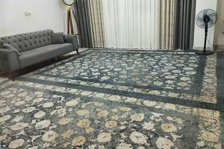 ست فرش و مبل راحتی، فرشی که در این تصویر هست نقشه ایپک با رنک زمینه دودی و مبل استفاده شده دارای رنک طوسی هست
