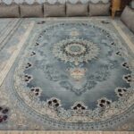 فرش 700 شانه طرح کارن دودی با گل های قرمز